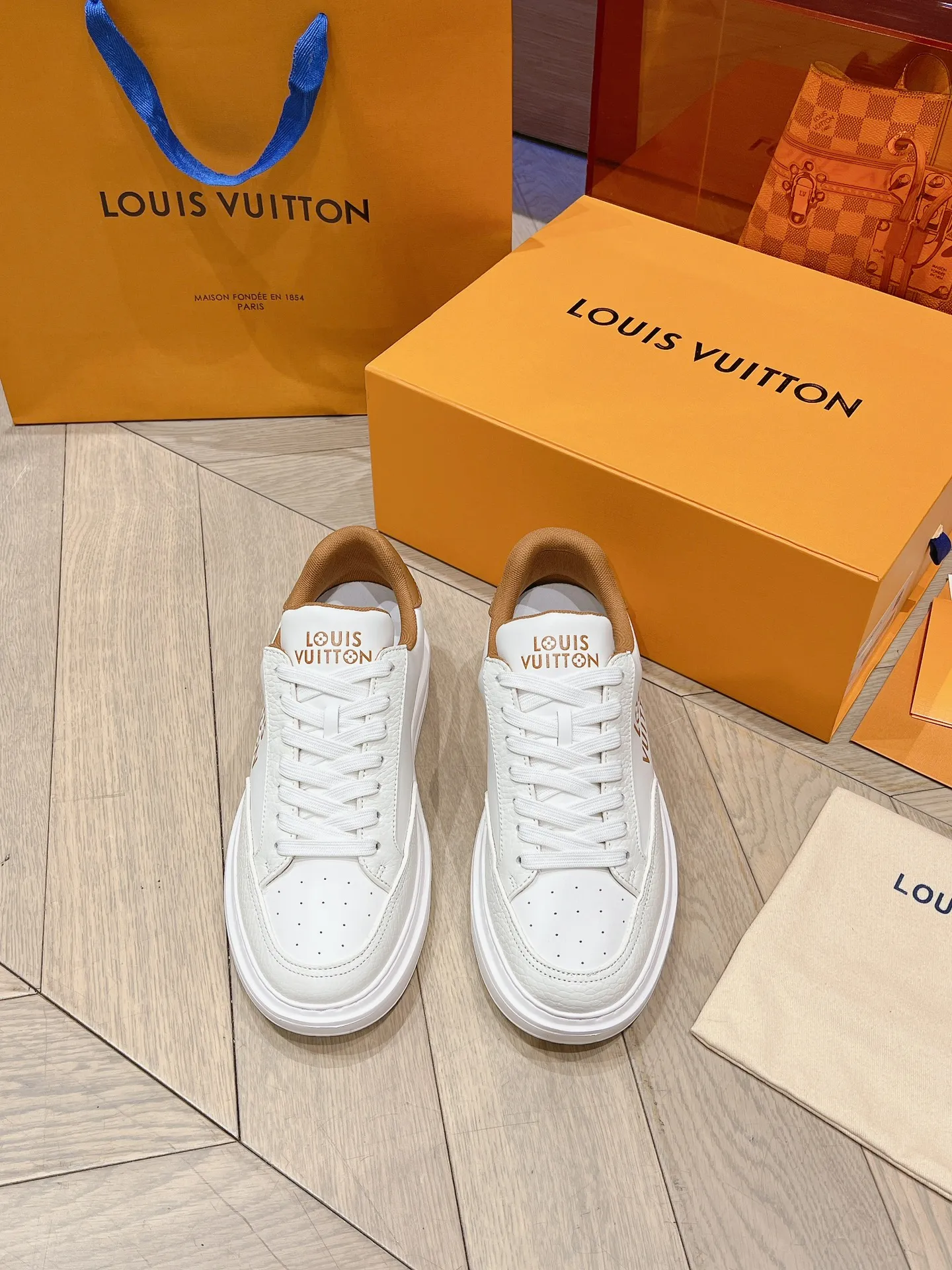 👟👟Ex-factory price 680👟👟 LV 2024 new height-increasing white shoes, color matching and leather craftsmanship, 3D logo embossing technology on the heel to increase the three-dimensional effect, pebbled cowhide, PU foam outsole! Super lightweight! Your feet won’t get tired from walking.  Code number: 37-45